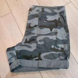 GAP Women's Cotton Blend High Waisted Cuffed Camo Print 5" Chino Shorts 2 Green